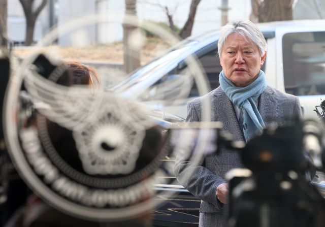 노환규 전 의협회장 <b>경찰출석</b>…“<b>전공의</b> 단체 접촉 없었다”