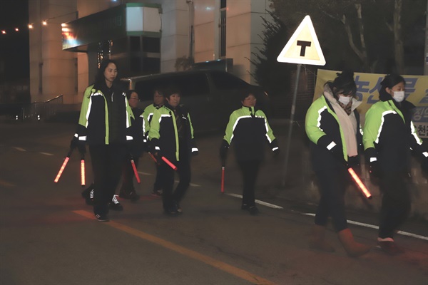 "꼭 남자만 하란 법 없잖아요" 밤길 지키려 모인 여성들 "꼭 남자만 하란 법 없잖아요" 밤길 지키려 모인 여성들