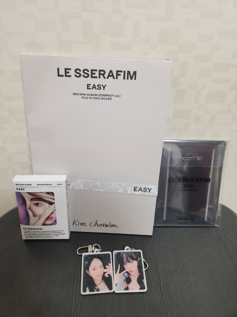 LE SSERAFIM's 3rd Mini Album Comeback with Title Track 'Easy' and B-sides 'Swan Song,' 'Smart' | Keyring Compact Version
