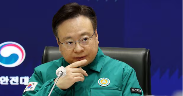 정부 “<b>군의관</b>·공보의, <b>내일부터</b> 한 달간 20개 병원 파견”