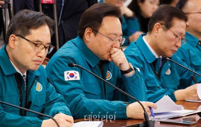 복지장관 “<b>내일부터</b> 20개 병원에 <b>군의관</b>·공보의 파견”