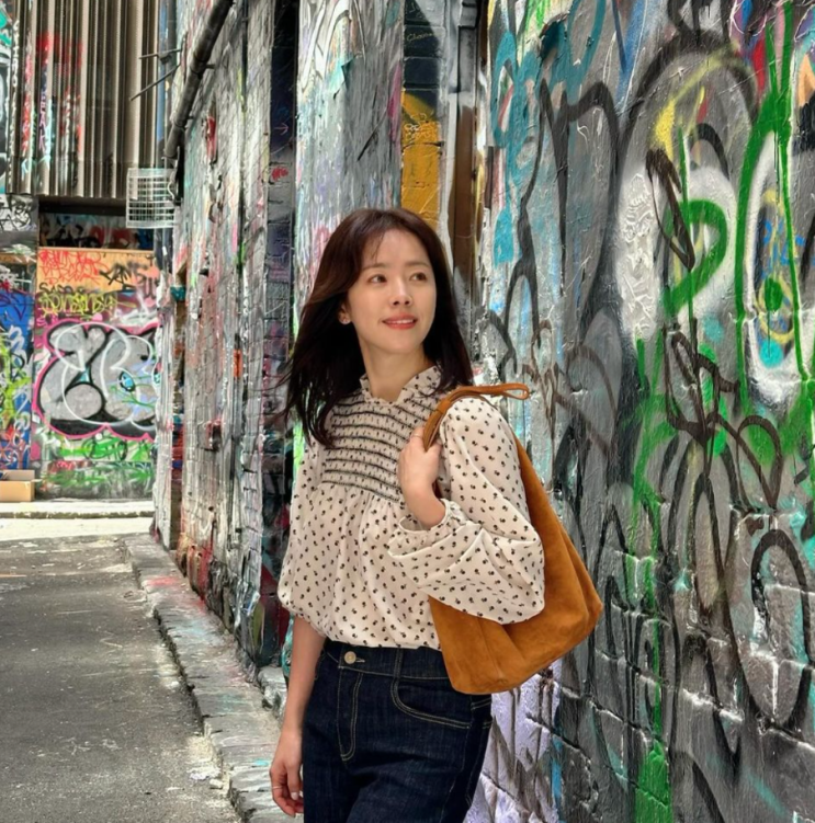  40대 여성 데일리룩 패션으로 깔끔하고 청순한 너낌의 여자 블라우스 봄 코디 추천 w. 한지민
