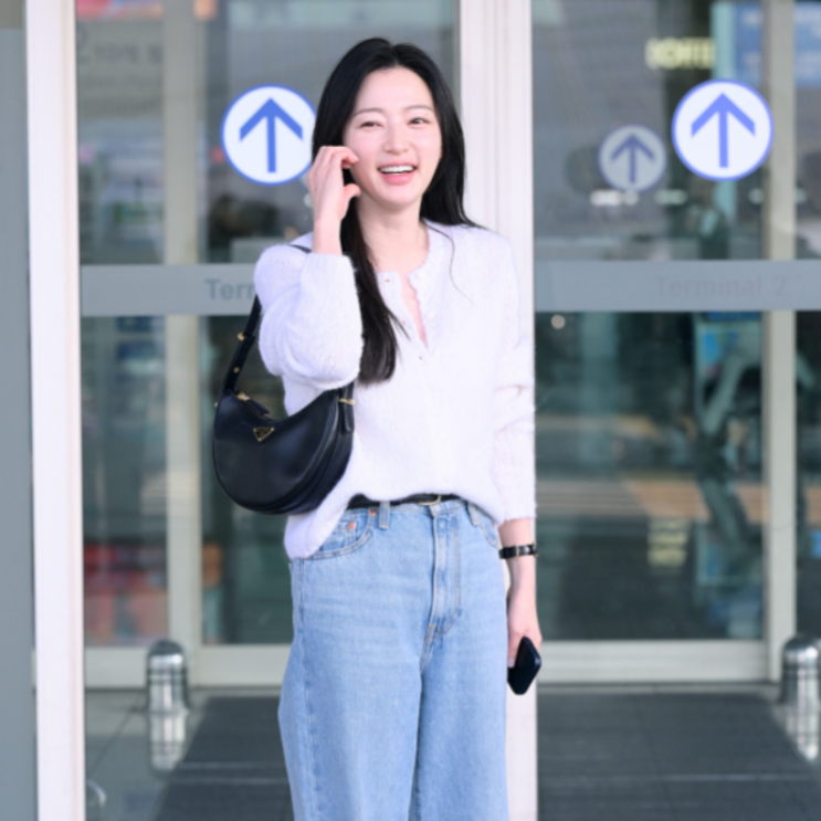 송하윤 공항패션 심플하지만 고급 진 프라다 가방은?