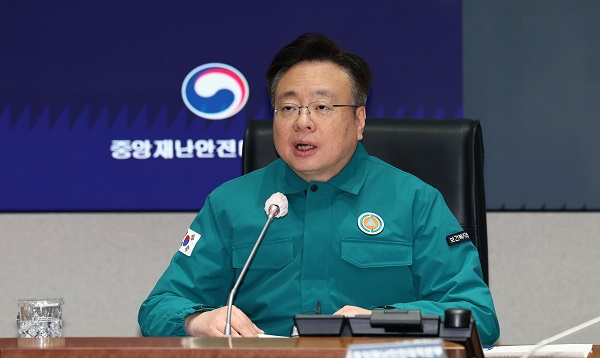 <b>전공의</b> 4,944명 <b>행정처분</b>... 끝나기 전 <b>복귀</b>하면 적극 선처"