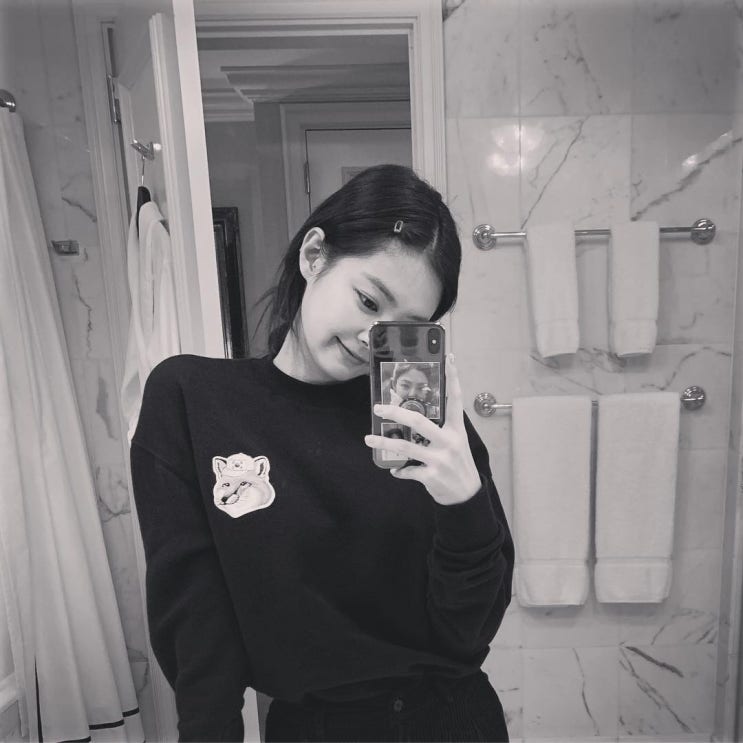  여자 연예인 패션 교본인 블랙핑크 제니의 스웻셔츠 브랜드로 메종키츠네 여성 맨투맨 코디 추천