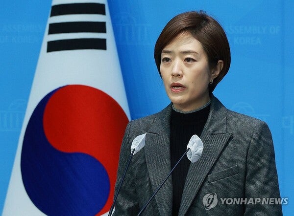 친명-비명에 동시 발 걸치기? 고민정의 13일 간 '최고 위원회 사퇴 쇼', 어떤 평가를 받을까.