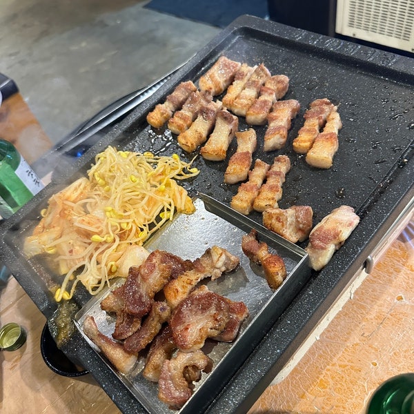  전주 송천동 먹자골목에 위치한 코다리 회 냉면과 삼겹살 목살 등을 팔고 있는 하남돼지집