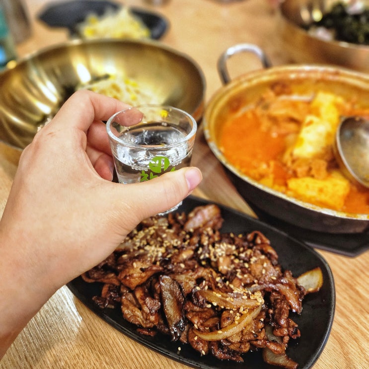  홍대 점심 맛집 밥장인 돼지찌개 한식 밥집으로 추천 (feat. 소주3천원)