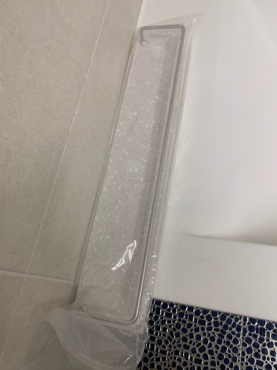 화장실선반설치타일벽구멍작업
