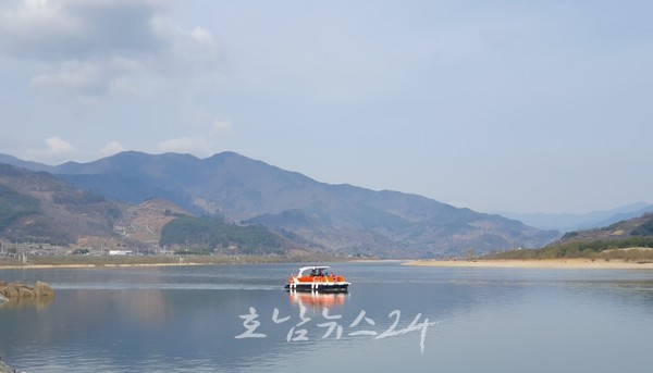  매화꽃 흩날리는 제23회 광양매화축제, 낭만과 힐링 선사하는 섬진강 뱃길 체험 어때요?