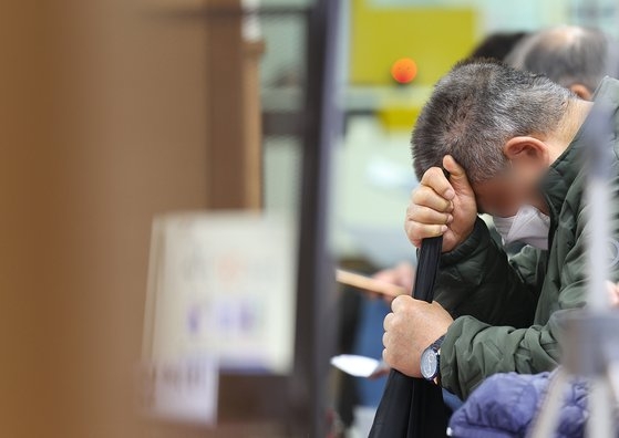 의대 <b>교수</b>들 “단체행동 돌입하겠다”… <b>정부</b> “진료유지명령... 