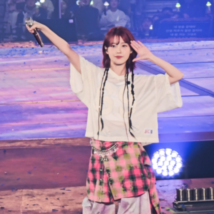  아이유 콘서트 힙한 Y2K 패션 카고 바지 체크 셔츠는 어디꺼?