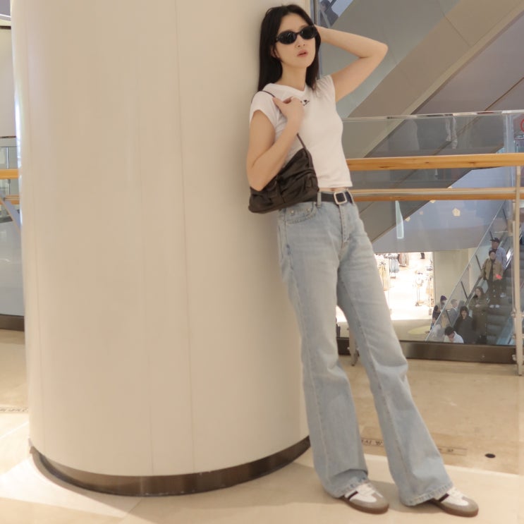  3월 데일리룩 추천: Le 르 부츠컷 청바지& 레스트앤레크레이션 RR 반팔티 코디(ft. 삼바 비건)