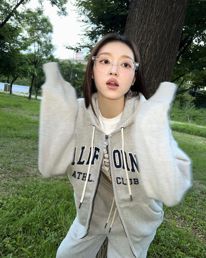  여자 연예인들의 유행 잇템! 투명 뿔테 안경 테 그 매력의 비밀 알아보기