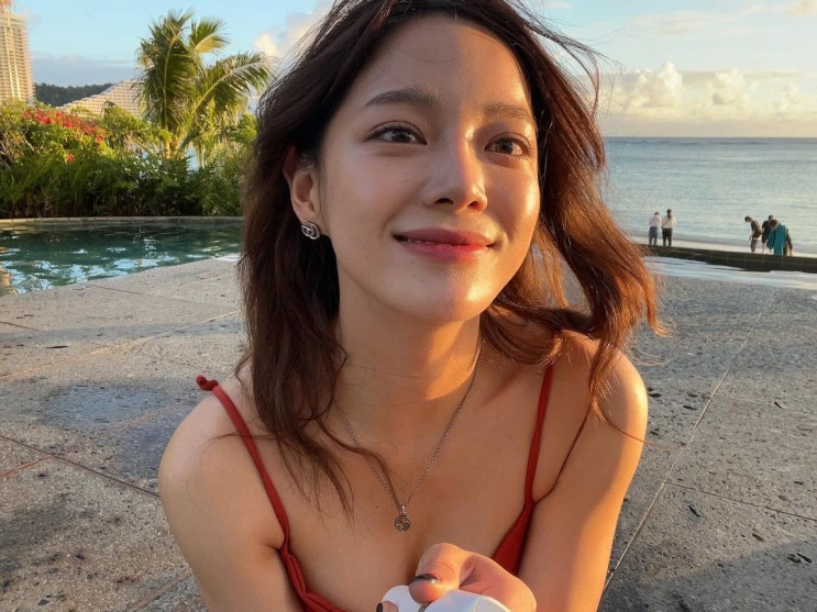 김세정, 건강미 넘치는 괌의 여신...파격 상의로 드러낸 반전 글래머 자태 김세정, 건강미 넘치는 괌의 여신...파격 상의로 드러낸 반전 글래머 자태