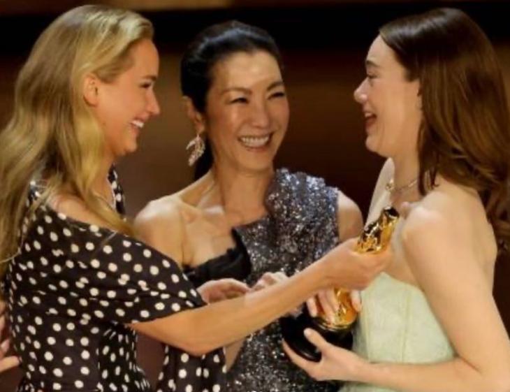 축하해 엠마 <b>양자경</b> 엠마스톤 아시아 <b>패싱</b> 논란 일축?