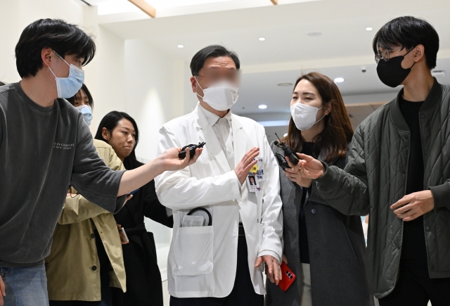 의대증원 갈등, <b>전공의</b> 파업 넘어 결국 <b>서울대</b> 의대 교수 전원... 