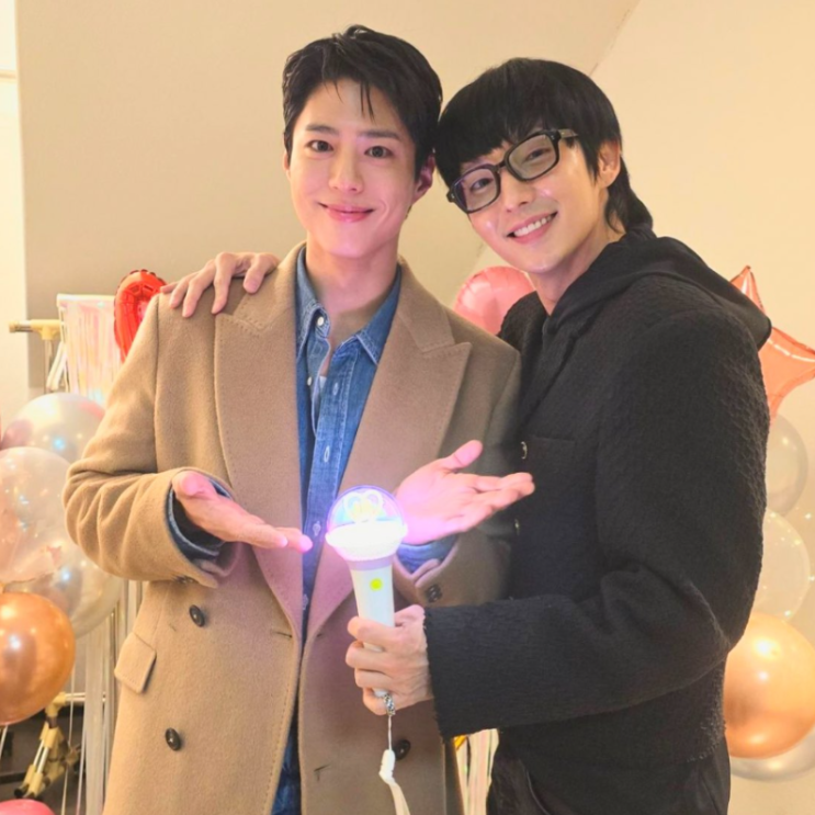  박보검 아이유 콘서트 속 코트 데님 셔츠 정보