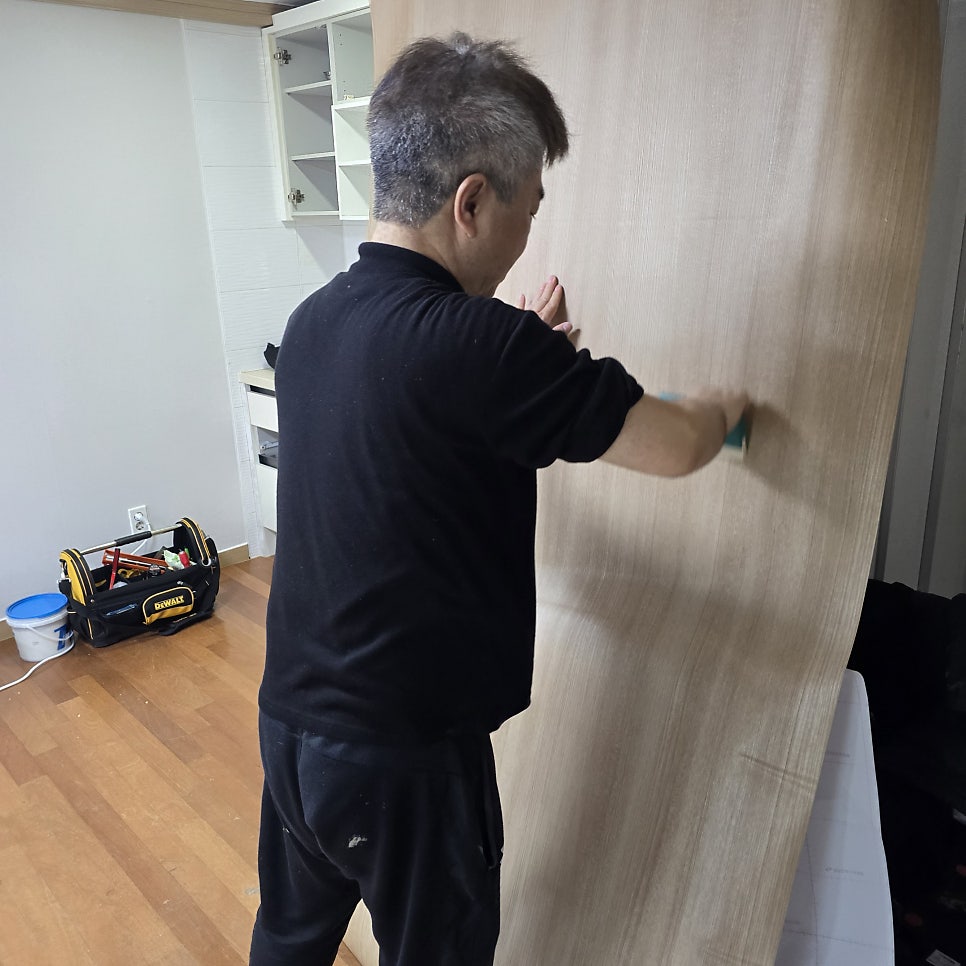 화장실 오래된 문 시트지 시공으로 완벽복원