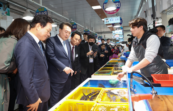 박완수 경남도지사, <b>대통령</b>과 함께 <b>삼천포</b> 용궁수산시장 방문