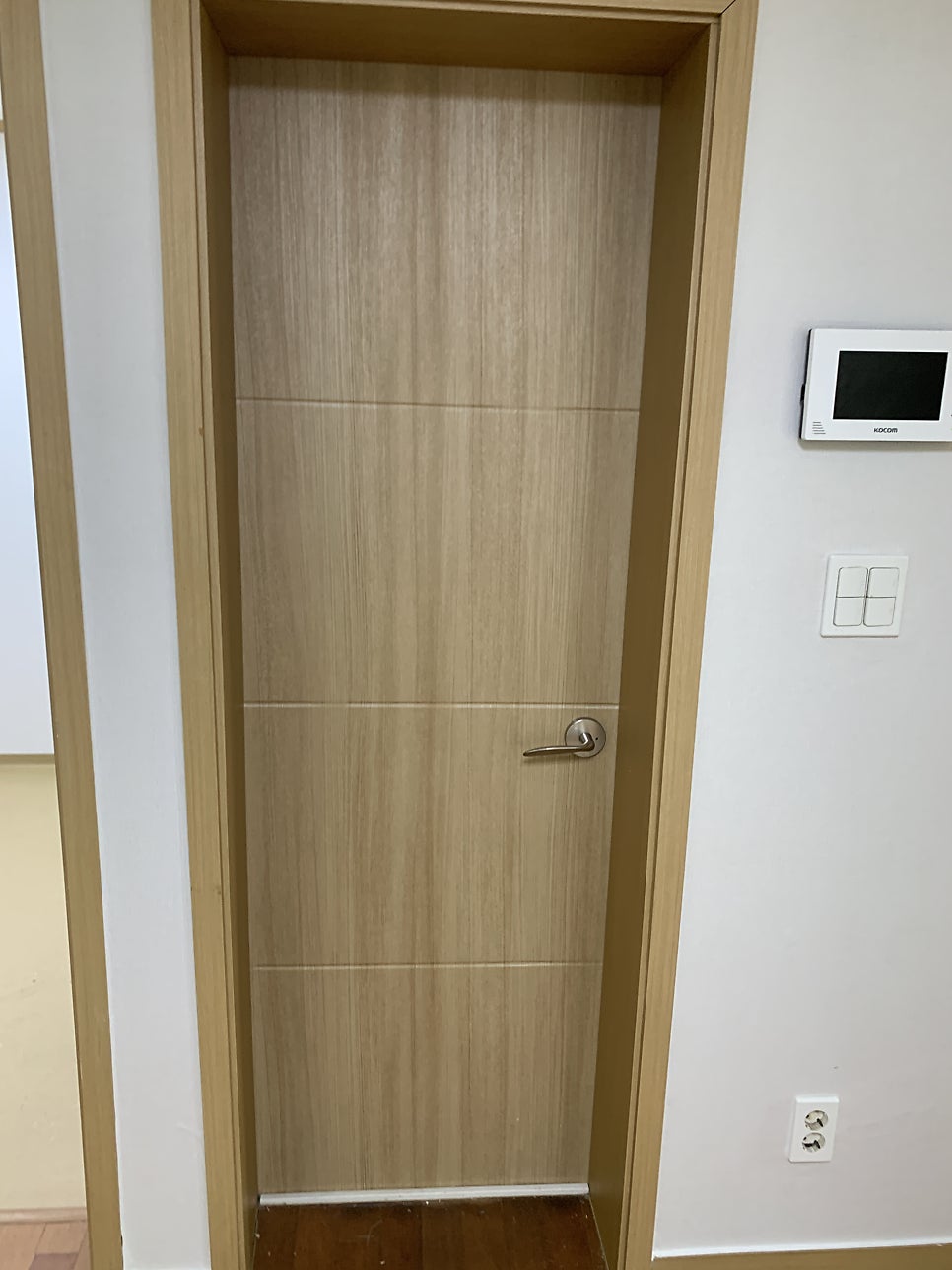 화장실 오래된 문 시트지 시공으로 완벽복원