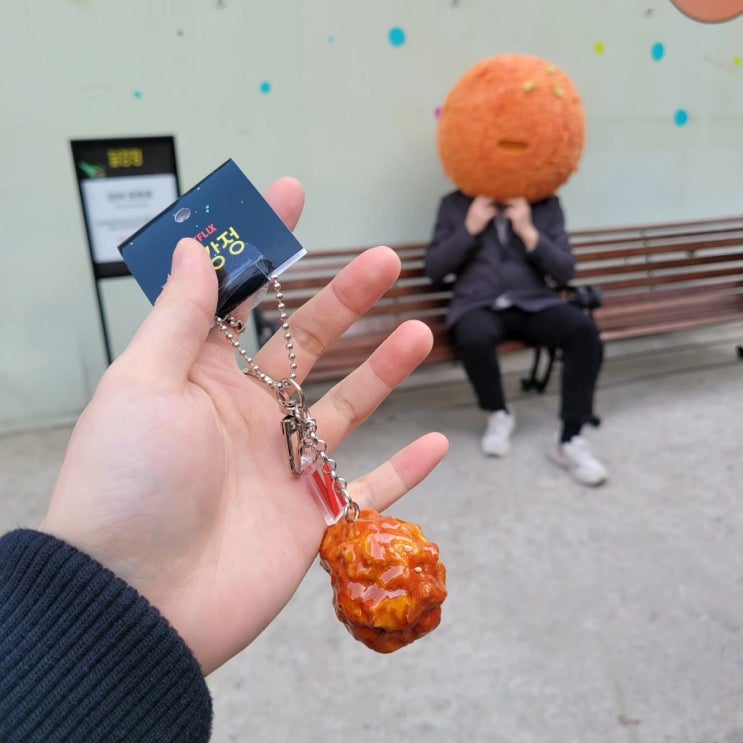  성수팝업: [넷플릭스 드라마 닭강정 어서오시계] 후기/ 포토카드에 키링, 닭강정까지