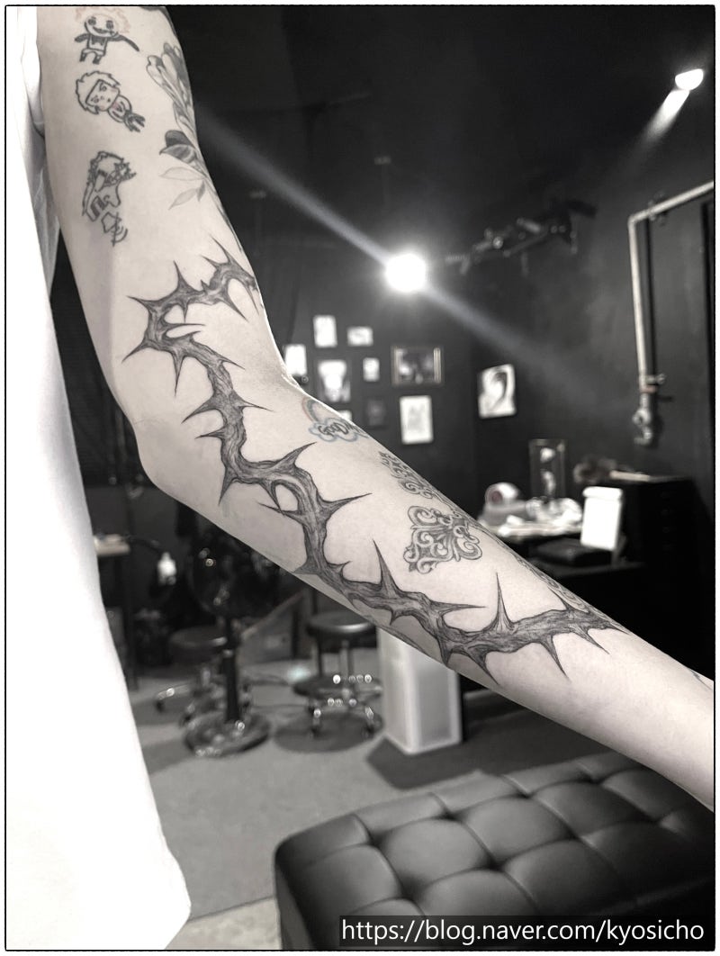 강인함의 상징 : 남자 팔 타투 가시 타투도안의 의미 : 네이버 블로그, image size:800x1062