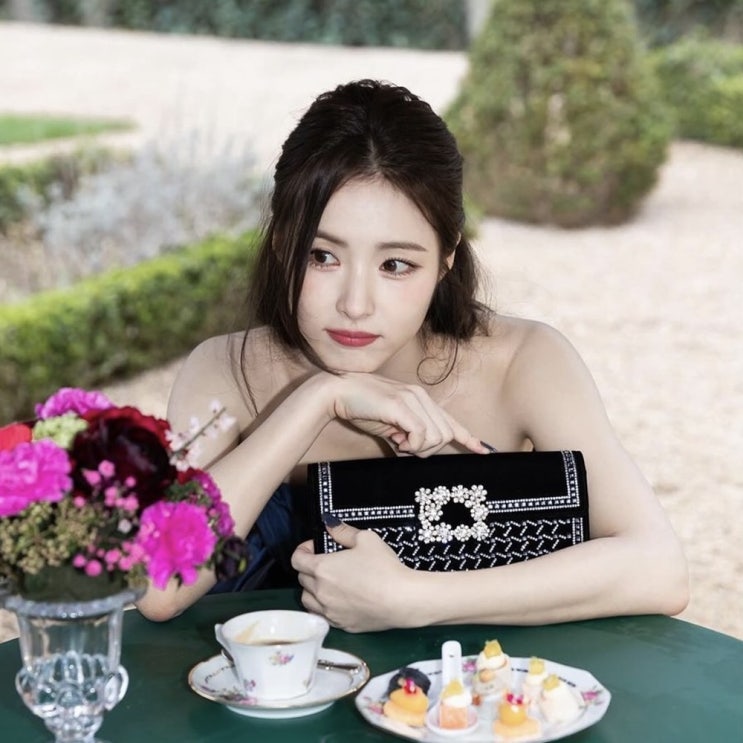  품절대란 신세경 로저비비에 클러치 휴대폰 가방 가격 얼마?