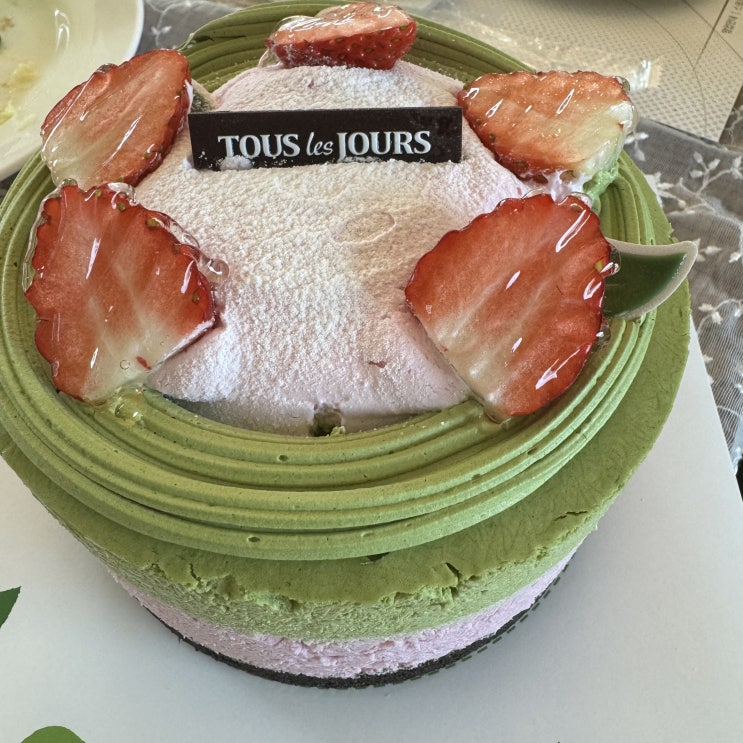  [제품 리뷰] 뚜레쥬르 말차에 퐁당 딸기케이크 너무 맛있어서 추천!!