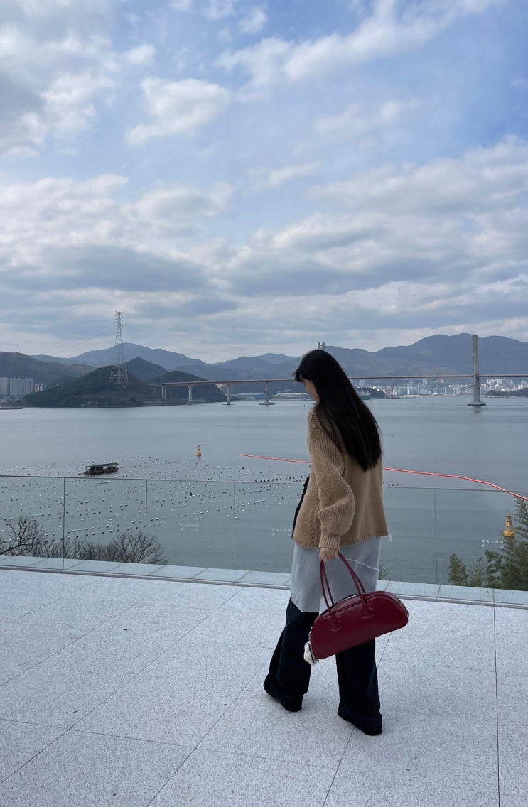  [창원] 마창대교가 한눈에 보이는 멋진뷰를 가진 창원 귀산 카페 ' 갱고반지하'
