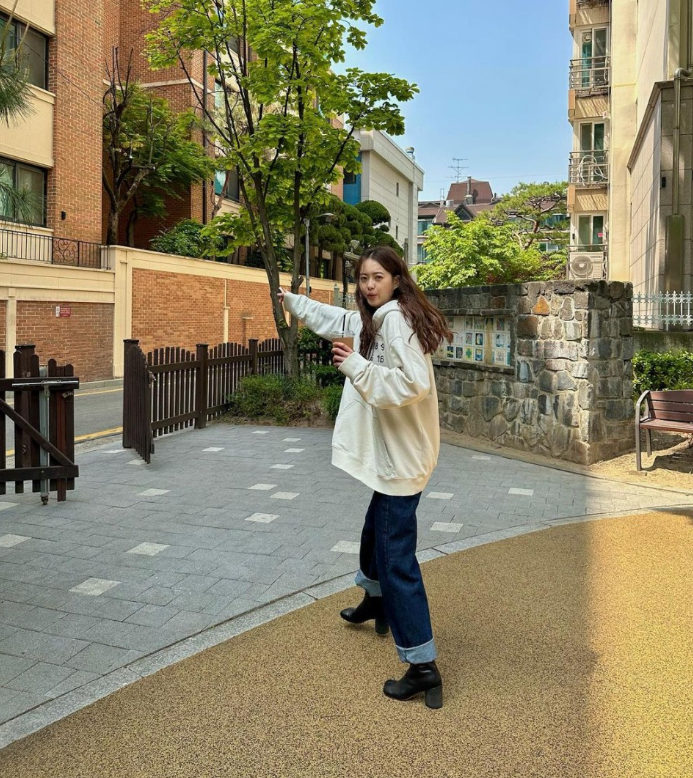  고아라의 봄 OOTD로 명품 브랜드 메종마르지엘라 MM6 라인 여자 후드 티 코디 추천