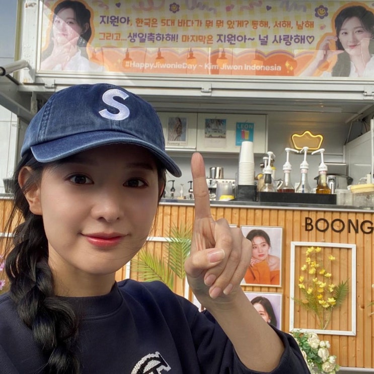 깔끔히 쓰는법을 보여준 눈물의 여왕 김지원의 볼캡으로 여자 야구 모자 타입 스트릿 브랜드 슈프림 캡모자 추천