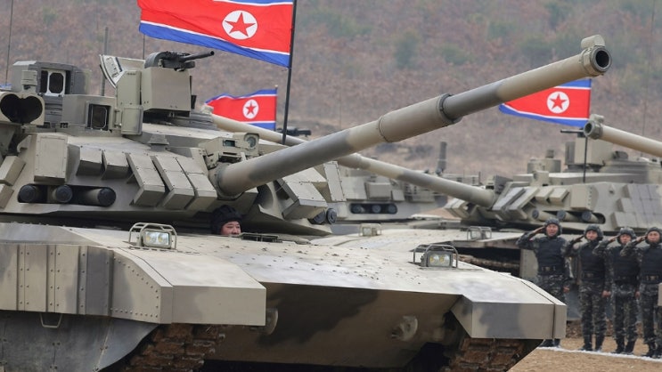 북한 <b>신형</b>전차 M2020에 탑승한 <b>김정은</b>