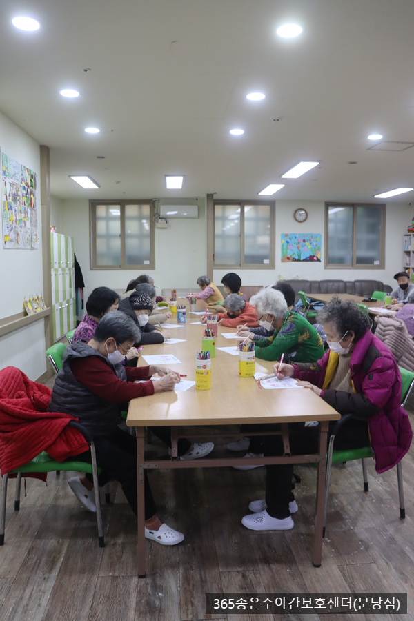  귀여운 눈사람 만들기[분당주야간·단기보호센터] 365송은주야간보호센터 사진-2023.11.28 분당노인유치원 분당노인돌봄보호