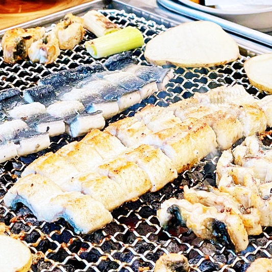  생방송투데이: 남양주 오남 한강장어의 20년뚝심의결정체 코너에서 흑마늘장어구이 그리고 장어탕 풍천장어 맛보기