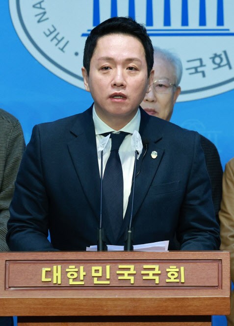 <b>임태훈 재추천</b>, <b>시민사회</b> 야권 비례후보에 "부적격 철회하라"