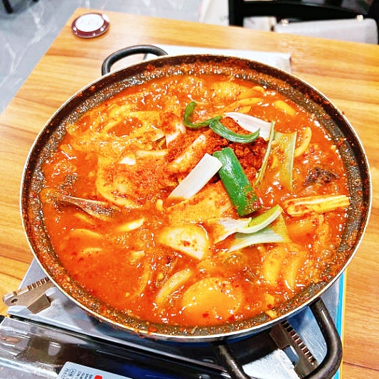  강남 가로수길 청자매운갈비찜 신사역점 매운돼지갈비찜 그리고 매운갈비찜 매운마늘갈비찜 맛집 특집! 생방송투데이 소개