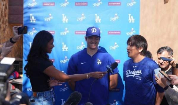 MLB 다저스 <b>오타니</b>, '<b>한국행</b> 비행기' 앞에서 <b>아내</b> 최초 공개