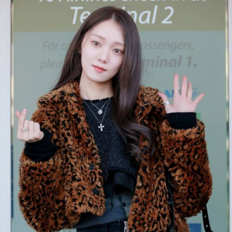  이성경 공항패션 호피 무늬 재킷 가방 액세서리 정보