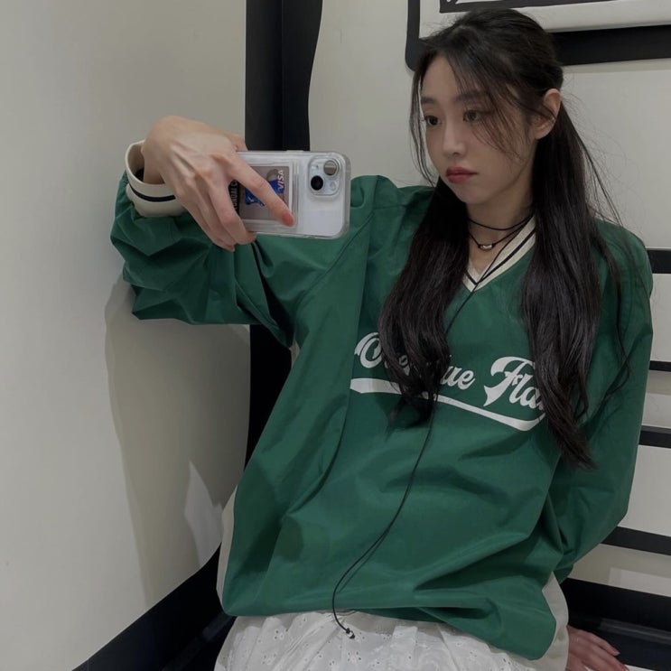  러블리즈 서지수 나일론 원단 브이넥 맨투맨 어디 거?