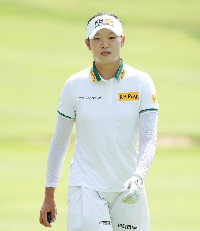 *방신실 한 타차 단독<b>선두</b>-2024 KLPGA 투어 "<b>블루</b> 캐년... 