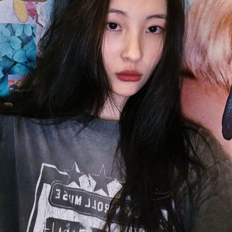  여자 빈티지룩의 정석을 보여준 선미의 매력적인 오버핏 블랙 워싱 반팔 티셔츠 코디 추천