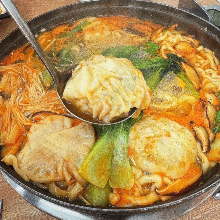  속이 든든하고 맛있는 삼전역 왕만두 맛집 토마루해물칼국수 만두전골 소 반반 3인 추천 리뷰.