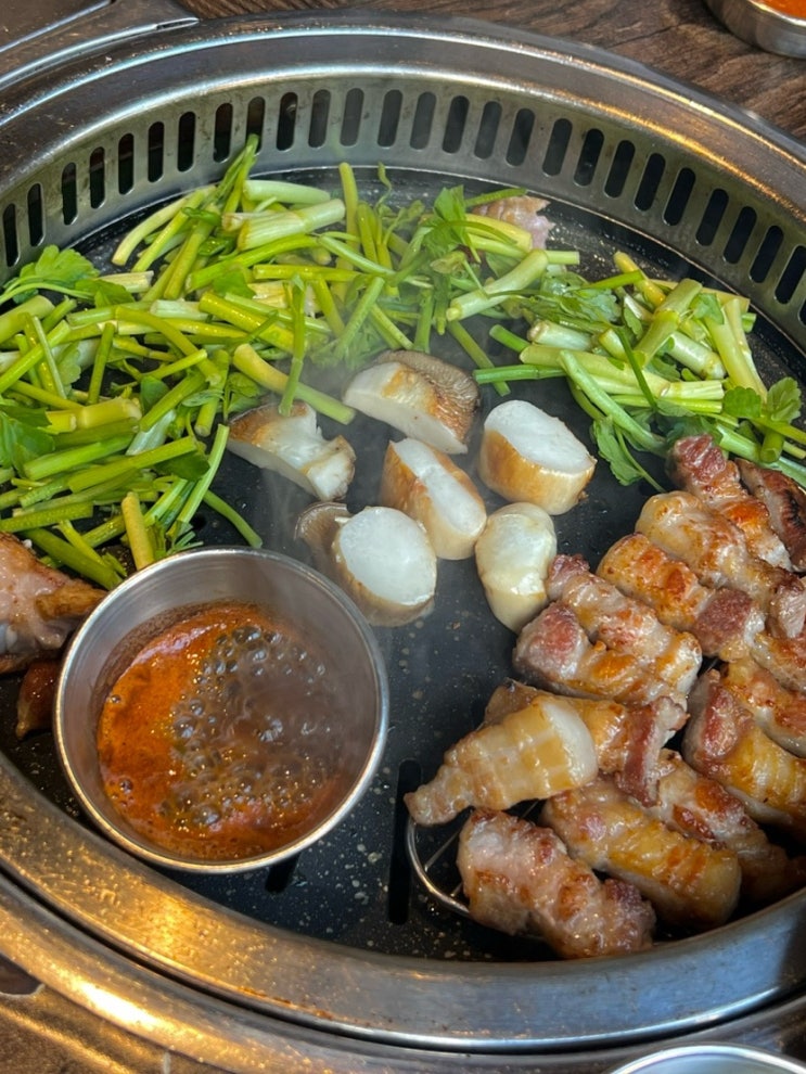  미나리와 두툼 쫄깃한 고기의 만남, 서현 삼겹살 육화몽