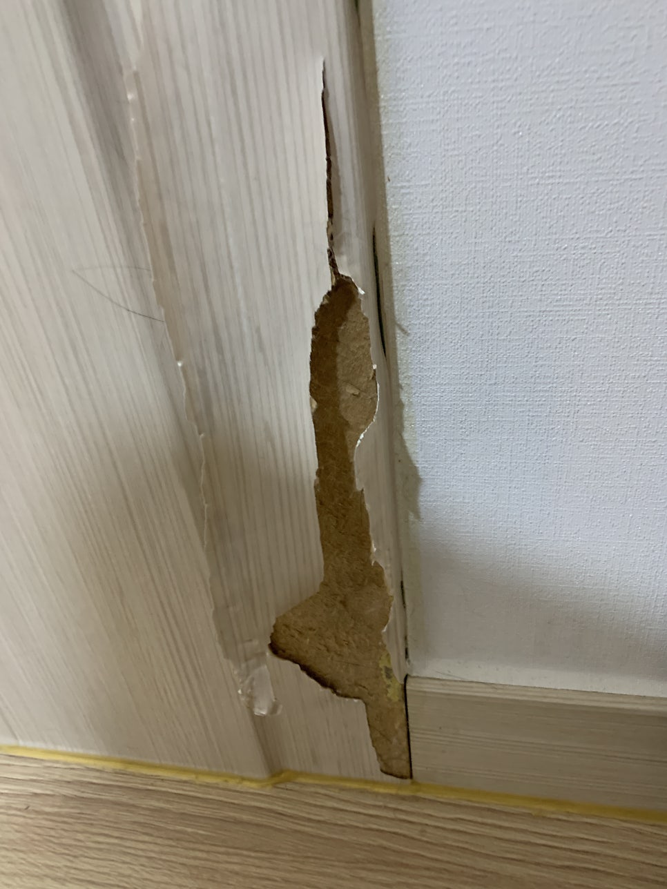 거실 몰딩 보수 시트지 작업하기
