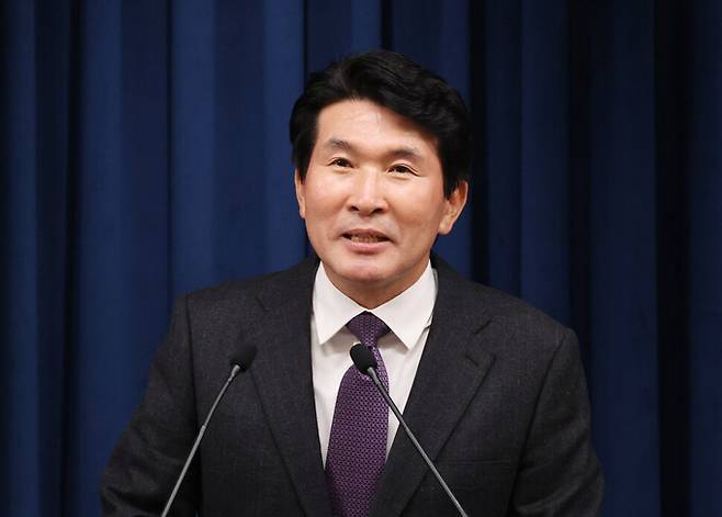 <b>황상무</b>, ‘기자 회칼 <b>테러</b>’ 발언 사과…“유족께도 심심한... 
