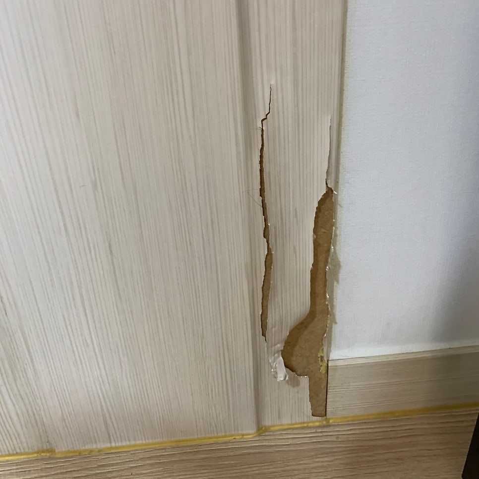 거실 몰딩 보수 시트지 작업하기