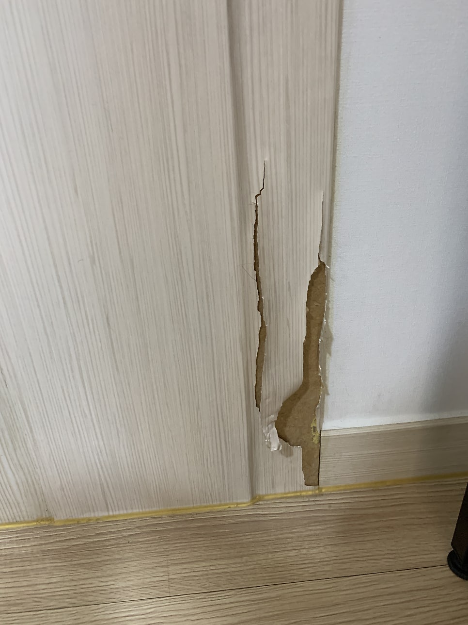 거실 몰딩 보수 시트지 작업하기