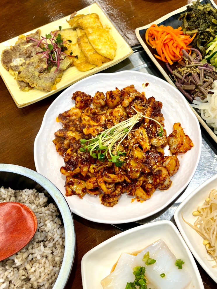  청라 점심 풀피리보리밥, 비빔 나물이 8가지 나오는 보리밥 정식