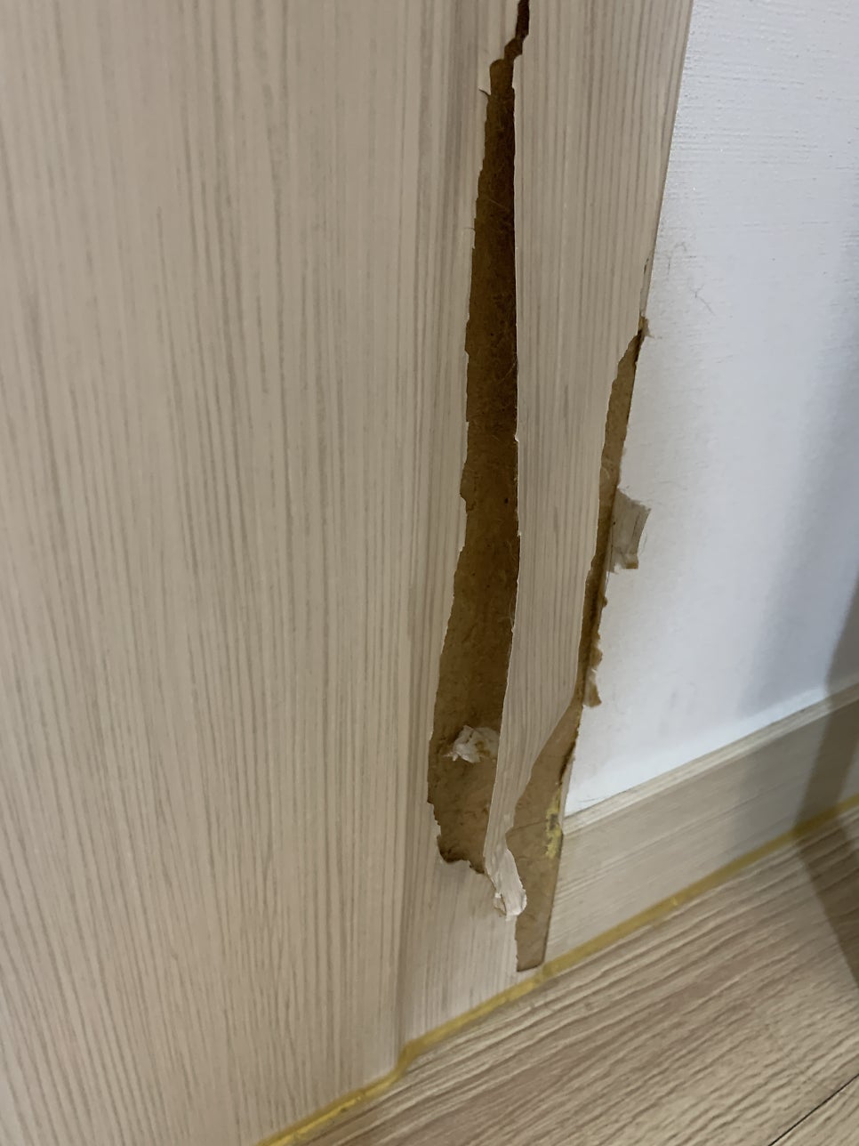 거실 몰딩 보수 시트지 작업하기